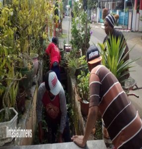 Babinsa Koramil 0801/01 Pacitan Bersama Warga Gotong Royong Bersihkan Lingkungan