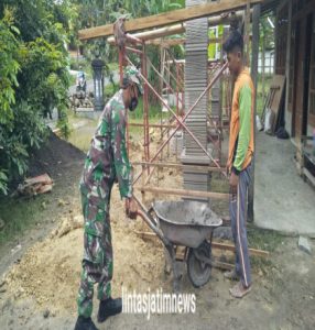 Babinsa Galeh bantu bangun rumah warga