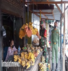 Sambangi Pasar Joglo, Babinsa Sisipkan Pesan Prokes Kepada Penjual Dan Pengunjung Pasar