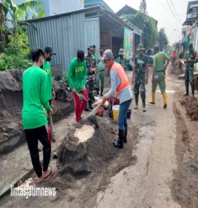 Babinsa Kel. Tipes ajak Masyarakat Kerja Bakti Bangun Saluran Air Agar Terhindar dari Bencana Banjir