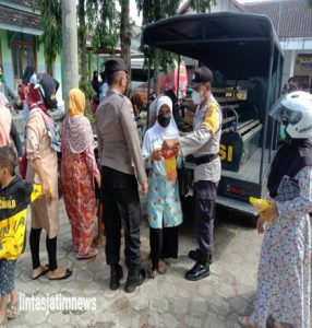 Berbagi Minyak Goreng Gratis,Cara Humanis Polres Magetan Tarik Minat Warga Ikut Vaksin