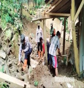 Tanah Longsor Menimpa Rumah Warga, Babinsa Kodim 0802/Ponorogo Lakukan Karya Bakti