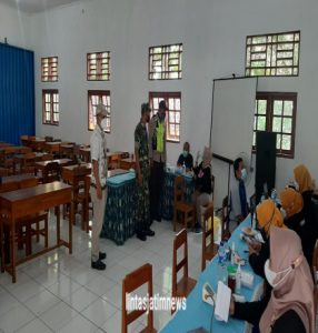 Sukseskan Program Pemerintah, Babinsa Dan Bhabinkamtibmas Dampingi Pelaksanaan Vaksinasi