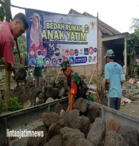 Babinsa Nogosari Bersama PAYB Bahu Membahu Bangun Rumah