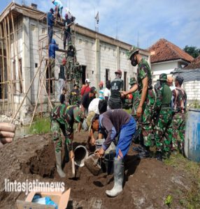 Kodim 0726/Sukoharjo kerahkan anggota Bantu pengecoran Gedung MWC NU Kecamatan Weru, Sukoharjo