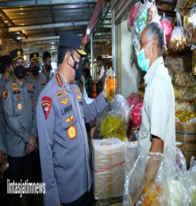 Kapolri Turun Langsung ke Pasar Pastikan Stok Minyak Goreng Untuk Warga Aman