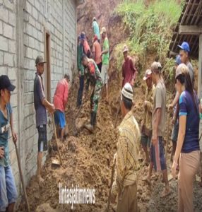 Bersama Warga Desa Picisan, Anggota Koramil Sendang Kerja Bakti Bersihkan Material Tanah Longsor