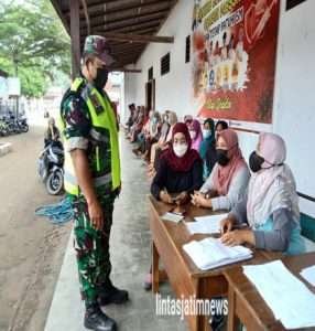 Babinsa Koramil 0806/03 Durenan Dukung Pelaksanaan Vaksinasi Massal Covid -19 Bagi Warga Desa Malasan