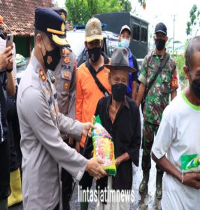 Hadir di Tengah Masyarakat Terdampak Banjir, Polres Jember Tanggap Bencana