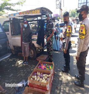 Terus Kampanyekan Prokes, Babinsa bersama Bhabinkamtibmas Patroli PPKM di Sumberlawang