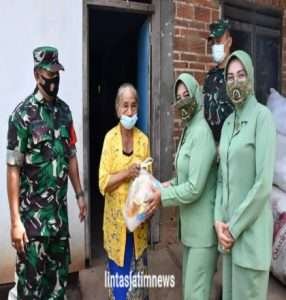 Persit KCK Koorcab Rem 081 Bagi-Bagi Bansos di Madiun dan Nganjuk