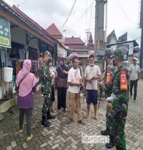 Blusukan Ke Pasar, Babinsa Sampaikan Himbauan Penerapan Protkes Dan Bagikan Masker
