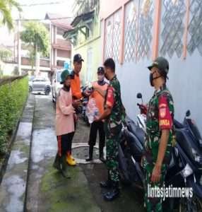 Sinergitas TNI POLRI di Kota Solo Himbau Warga Patuhi Prokes Dan Bagikan Masker Gratis
