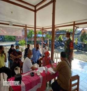 Vaksinasi Booster Terus Digenjot Babinsa Sambi Berperan Aktif Bersama Nakes