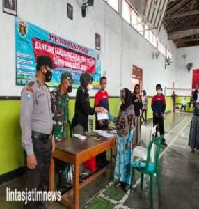 Demi Ketertiban dan Keamanan, Babinsa Koramil 0805/08 Jogorogo Kawal Penyaluran BLT-DD Kepada Warga Masyarakat