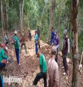 Babinsa Koramil 0801/11 Donorojo Karya Bakti Pembuatan Jalan Baru