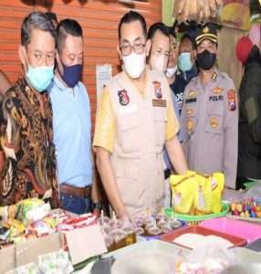 Satgas Pangan Polda Jatim Memantau Ketersediaan Minyak Goreng Curah/Kemasan di Pasar Wonokromo