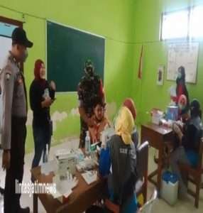 Babinsa Koramil 0806/02 Pogalan Dampingi Nakes Vaksinasi Pelajar Sekolah Dasar