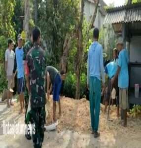 Sadar Akan Lingkungan, Babinsa Padas Wujudkan Dengan Kerja Bakti Bersama Warga