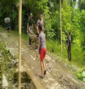 Babinsa Koramil 0801/08 Tulakan  Bersama Warga Karya Bakti Memperbaiki Jalan