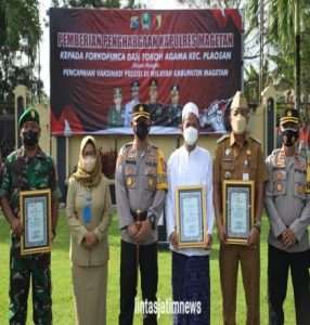 Pencapaian Vaksinasi Tertinggi, Kapolres Magetan Berikan Penghargaan Forkopimcam Plaosan dan Tokoh Agama