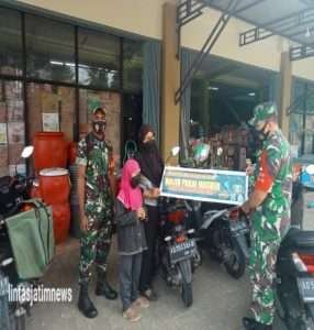 Bagikan Masker, Babinsa Ajak Warga Tak Lengah Terapkan Protkes