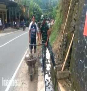 Babinsa 0801/04 Tegalombo Gotong Royong Bersama Warga Bersihkan Parit