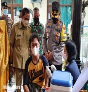 Polres Gresik Fasilitasi Vaksin Kepada Warga di Kelurahan Singosari