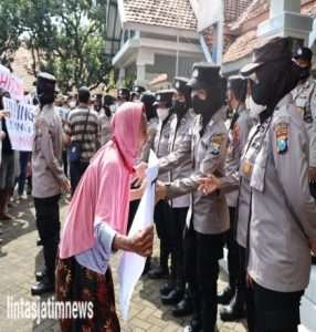 Polwan Polres Probolinggo Sigap Bantu Warga Lansia Saat Aksi Unjuk Rasa di Probolinggo