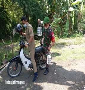Tebar Berkah, Babinsa Kedunggalar Bersama Perangkat Desa Gelar Bakti sosial Warung Berkah