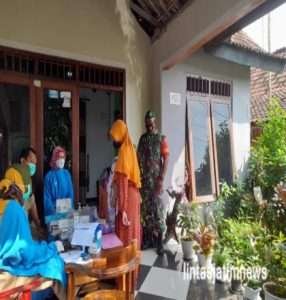 Pastikan Berjalan Lancar,Babinsa Koramil Widodaren Dampingi Vaksinasi Di Wilayah Binaannya