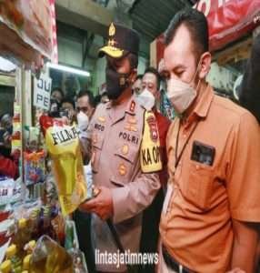 Kapolda Jatim bersama Forkopimda dan Satgas Pangan Jatim Cek Ketersediaan Minyak Goreng Curah dan Kemasan di Pasar Wonokromo