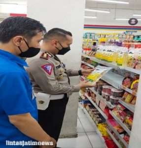 Kasatlantas Polrestabes Surabaya Pantau Stok Minyak Goreng Di Pasaran