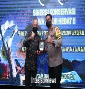 Polda Jatim Terima Penghargaan dari Dirjen KSDAE