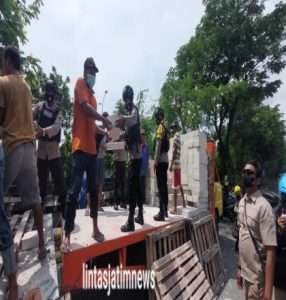 Supir Truk Kaget didatangi Tim Pamor Keris, dikira ditilang ternyata dibantu Evakuasi Barang akibat Truk Pecah Ban