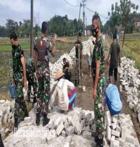 Warga Desa Gelung Bersama Babinsa Kerja Bakti perbaiki Akses Jalan Desa