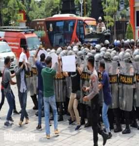 4 Polres Jajaran Polda Jatim Lakukan Asistansi Pengendalian Massa di Polres Gresik