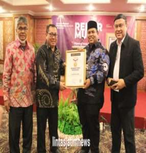 Suhatri Bur  Bupati Padangpariaman Raih Penghargaan Sahabat Pers Indonesia dari SMSI