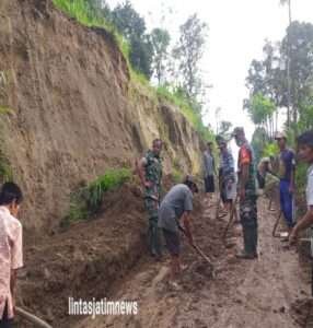 Danramil Cepogo Pimpin Pembersihan Jalan Akibat Lumpur