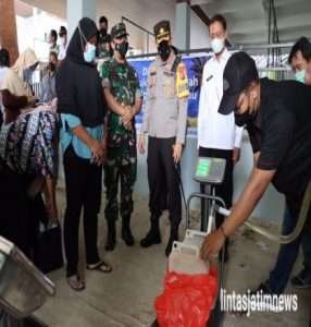 Kapolres Bojonegoro Bersama Dandim  Pantau Pendistribusian 10 Ribu Liter Migor