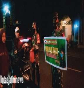 Berikan Himbauan Dan Bagikan Masker, Babinsa Koramil 04/Nguntoronadi Rutin Gelar Patroli Protkes