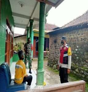 Tak Kenal Lelah, Babinsa Karangrejo Aktif Dampingi Petugas Kesehatan Lakukan Tracing