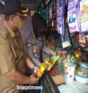 Kasatbinmas Polrestabes Surabaya Tinjau Minyak Goreng Curah di Pasar Sopo Nyono