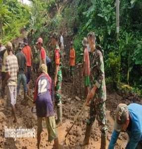 Anggota Koramil Sendang dan Masyarakat Desa Nyawangan Kerja Bakti Bersihkan Material Tanah Longsor