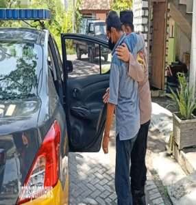 Naik Mobil Patroli, Bhabinkamtibmas di Gresik Jemput Warga Yang Sakit Ambil BTPKLWN