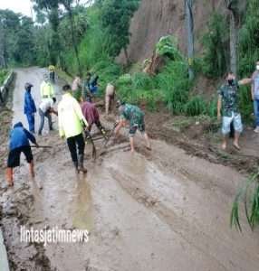 Aksi Babinsa Musuk Bersama Warga Buka Akses Jalan Yang Tertimbun Longsor