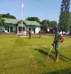 Jaga Kebersihan, Kodim 0801/Pacitan Lakukan Pemotongan Rumput dan Pembersihan Pangkalan