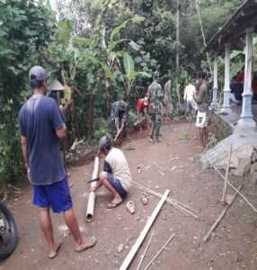Antisipasi Adanya Longsor, Babinsa Gunungan Bersama Warga Buat Tanggul Penahan