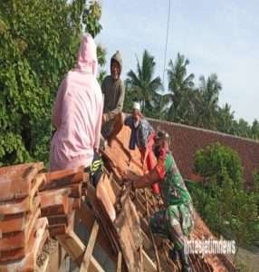 Aksi Babinsa Dan Warga Gotong Royong Pasang Atap Bangunan SD