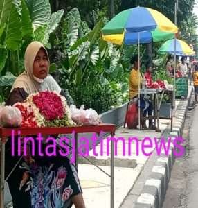 Sepinya pengunjung ditaman makam rangkah. berdampak pada penjual bunga tabur